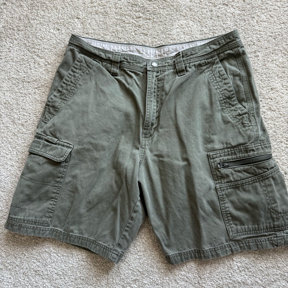 Columbia men’s army green cargo shorts 34W 100% cotton
